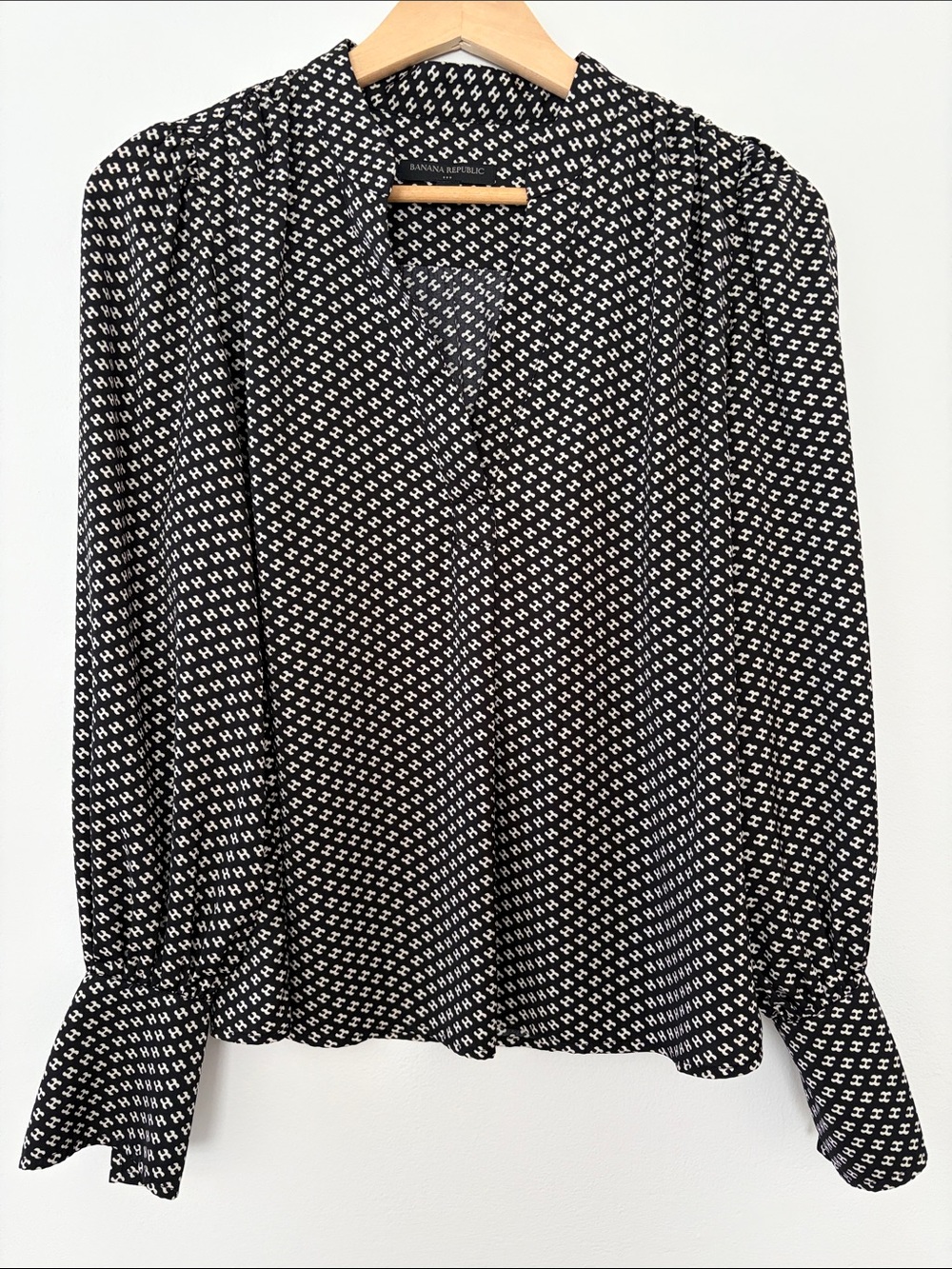 Banana Republic Factory Women’s Black and White Print Crepe Volume-Sleeve Blouse